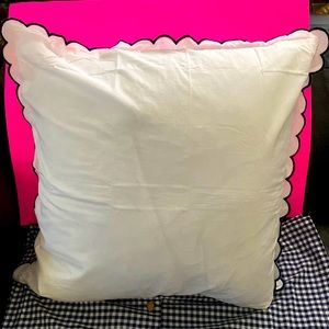 Kate Spade EUROPEAN SHAM scalloped edge
26 INCHES X 26 INCHES (66CM × 66…